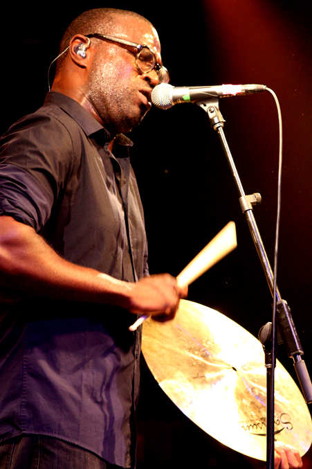 Tunde Adebimpe, TVOTR, pic by Mikala Taylor/backstagerider.com