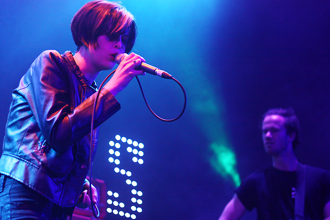 Hayley and Sam, Jezabels, pic by Mikala Taylor/backstagerider.com